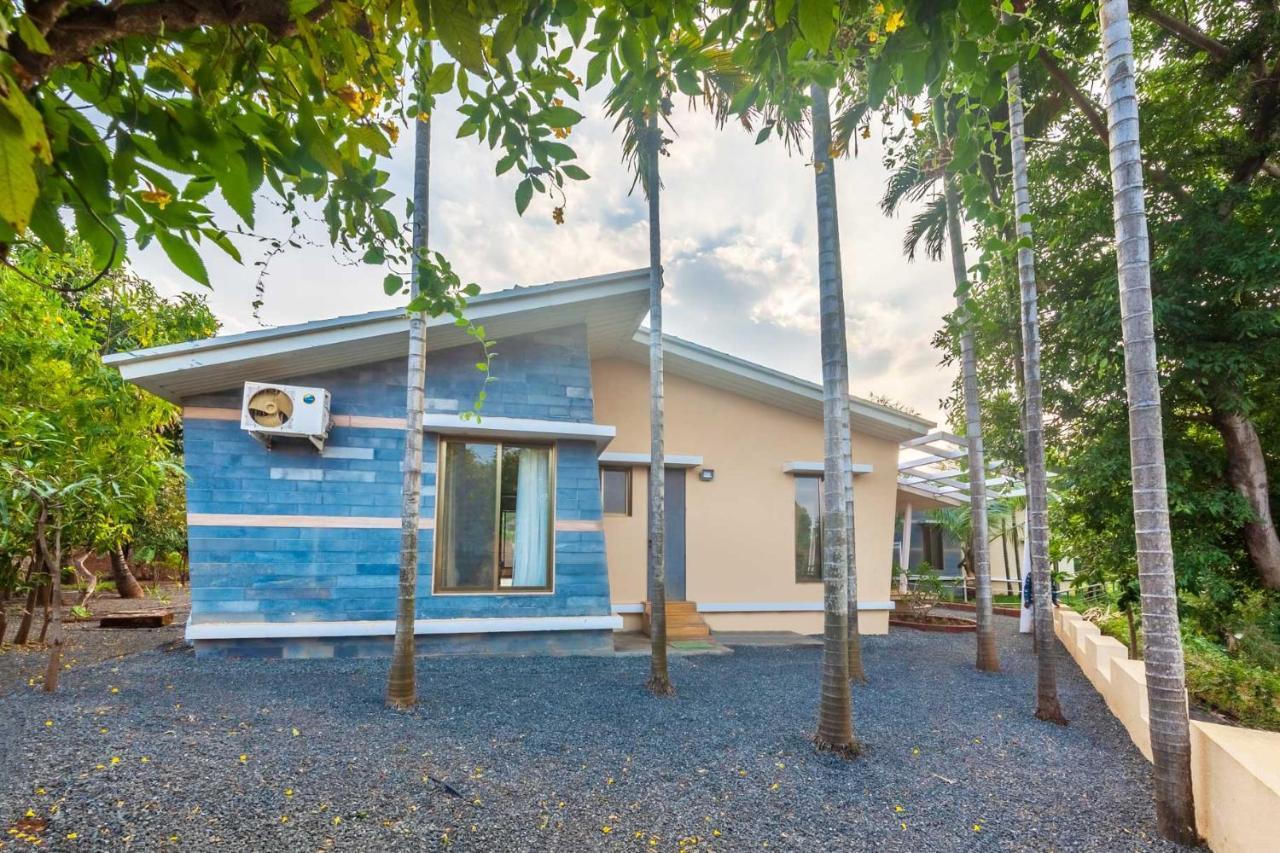 Stayvista'S Green Grove - A Modern Mountain-View Retreat With Lush Lawn ตริมบาก ภายนอก รูปภาพ